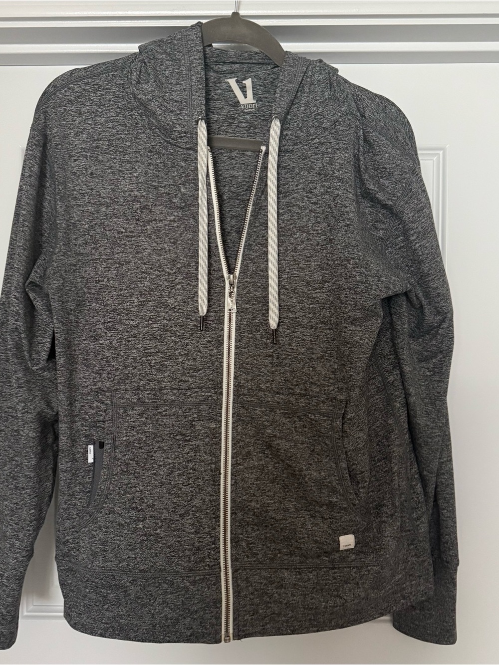 Vuori Heather Charcoal Halo Performance Hoodie 2.0, size M